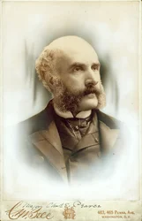 Büste von Charles E. Pearce im Anzug, Weste und Krawatte